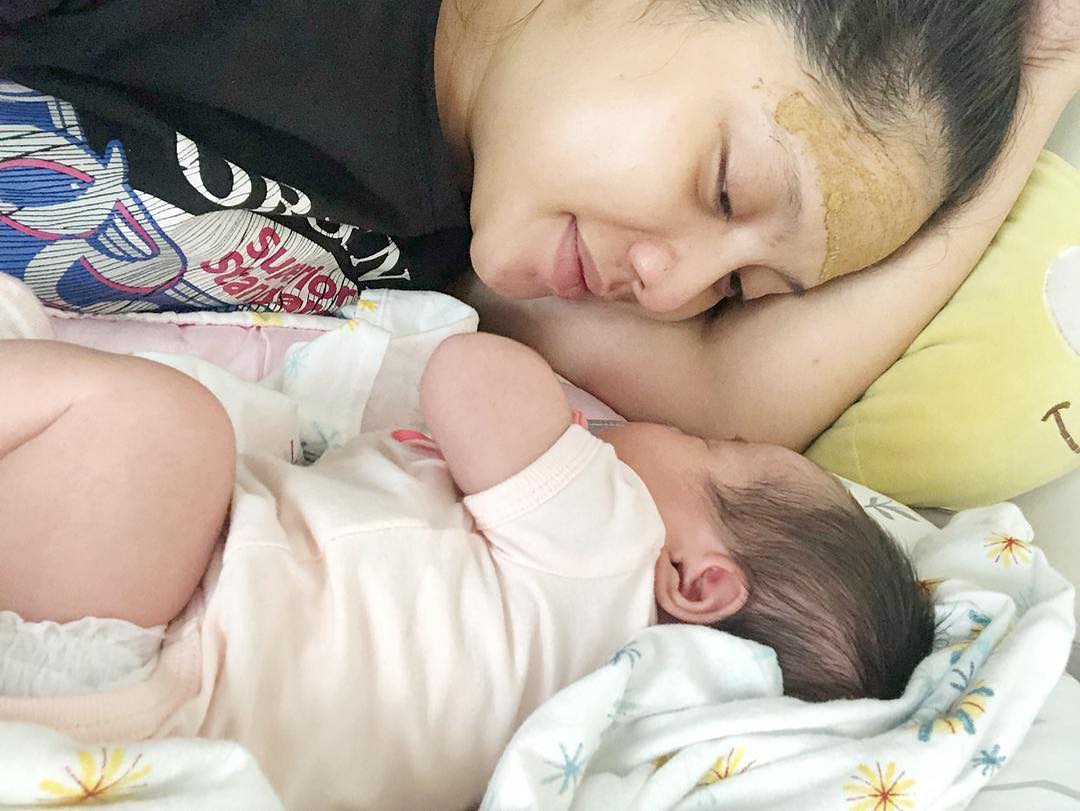 [FOTO] Shakilla Khoriri Dedah Wajah Anak Lepas Genap Sebulan, Comel!