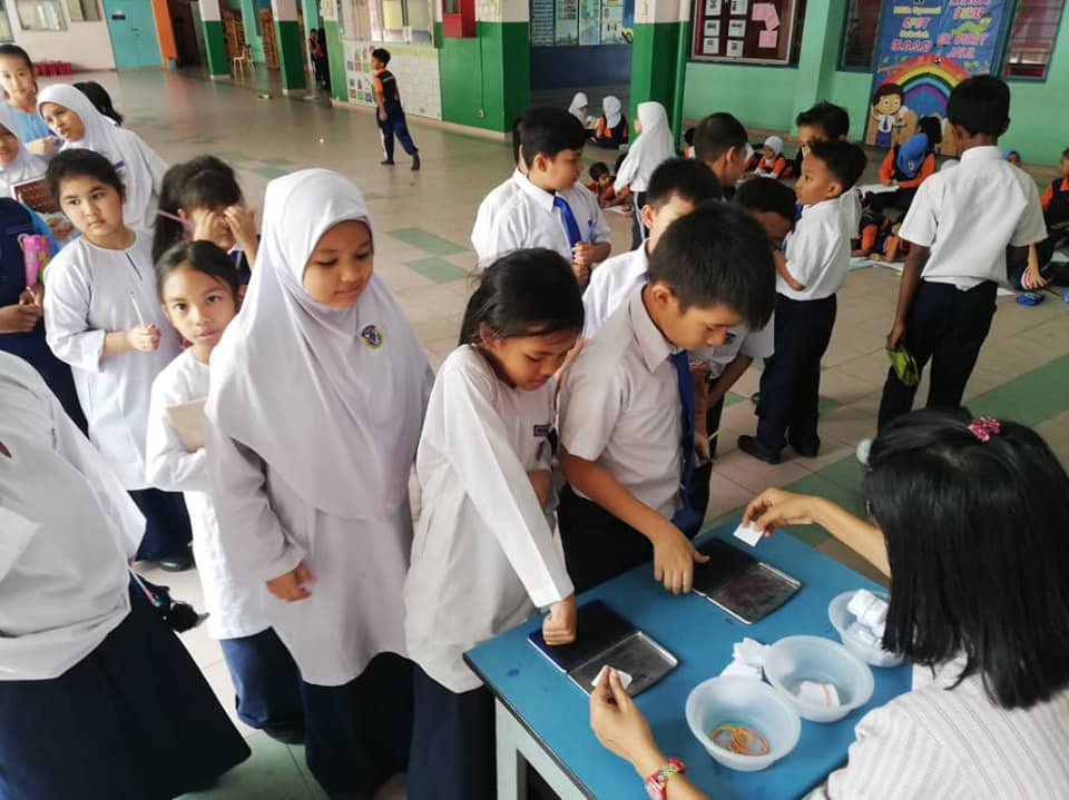 [FOTO] Adakan PRK Di Sekolah Sempena Hari Guru, Para Pelajar Ini Curi Tumpuan