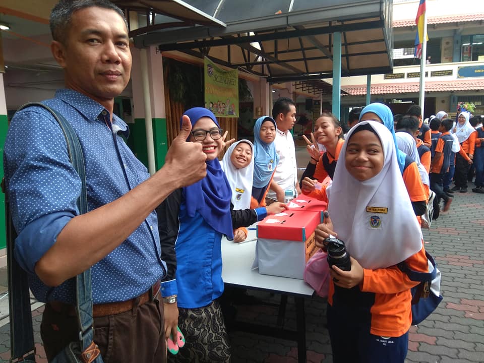 [FOTO] Adakan PRK Di Sekolah Sempena Hari Guru, Para Pelajar Ini Curi Tumpuan