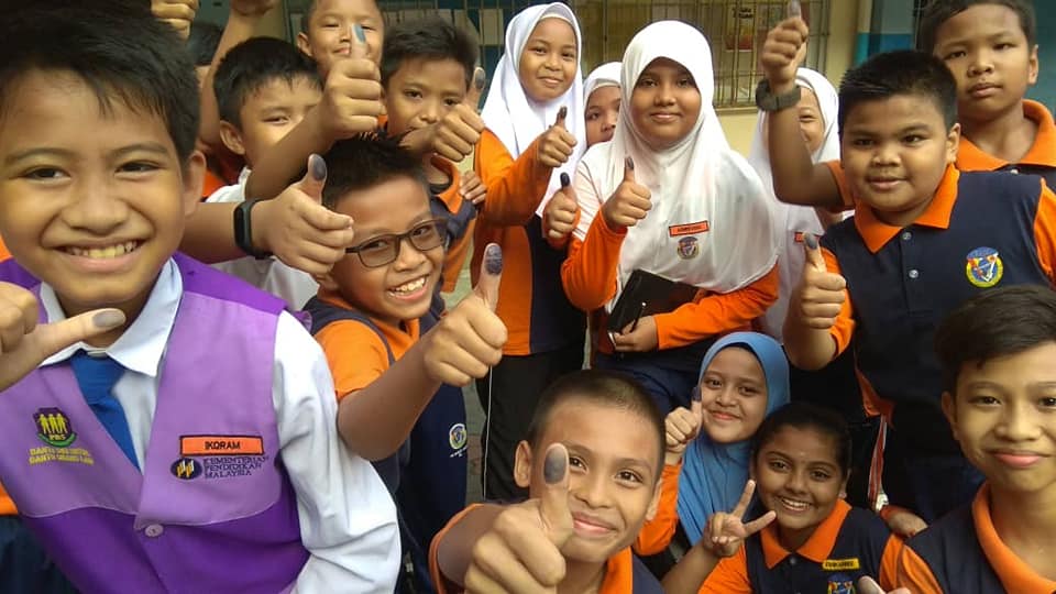 [FOTO] Adakan PRK Di Sekolah Sempena Hari Guru, Para Pelajar Ini Curi Tumpuan