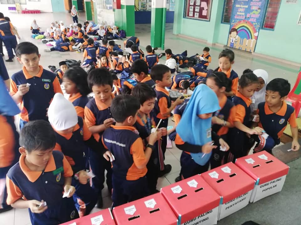 [FOTO] Adakan PRK Di Sekolah Sempena Hari Guru, Para Pelajar Ini Curi Tumpuan