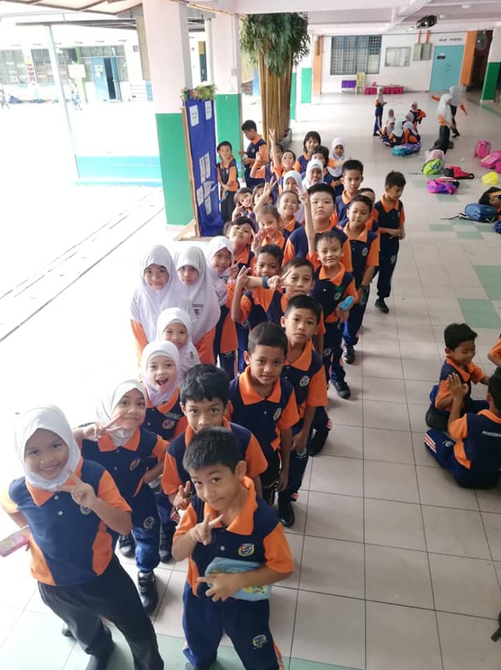 [FOTO] Adakan PRK Di Sekolah Sempena Hari Guru, Para Pelajar Ini Curi Tumpuan