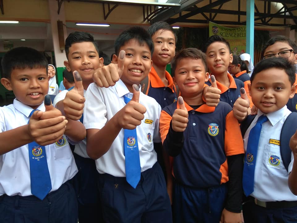 [FOTO] Adakan PRK Di Sekolah Sempena Hari Guru, Para Pelajar Ini Curi Tumpuan