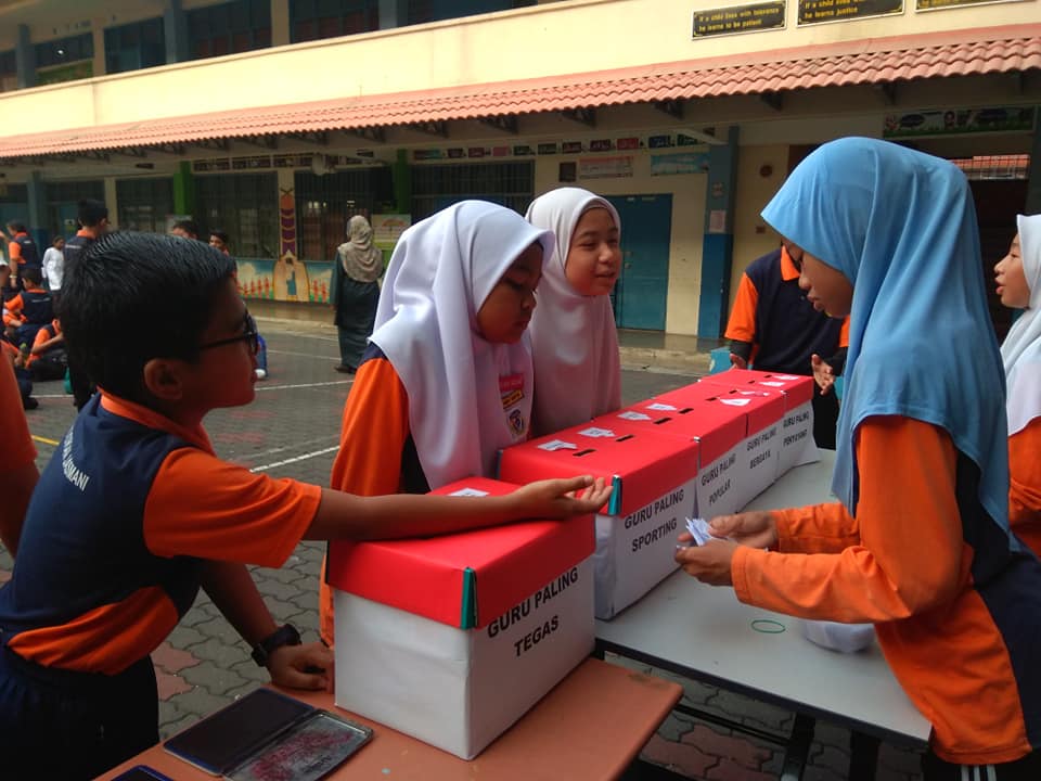 [FOTO] Adakan PRK Di Sekolah Sempena Hari Guru, Para Pelajar Ini Curi Tumpuan