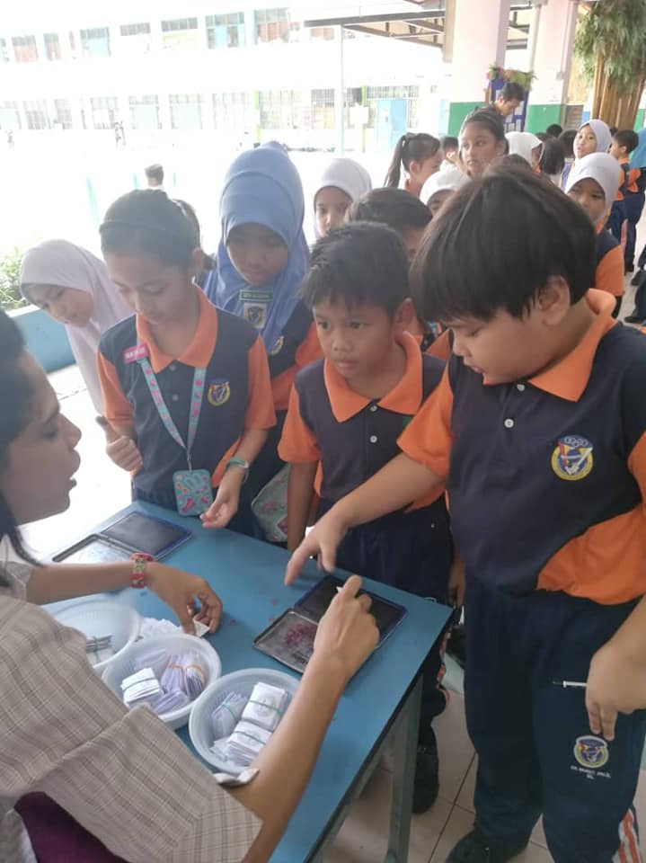 [FOTO] Adakan PRK Di Sekolah Sempena Hari Guru, Para Pelajar Ini Curi Tumpuan