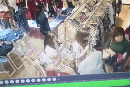 [VIDEO] Handphone Dicuri Masa Shopping Baju, Gadis Ini Dedah Muka Si Pencuri! 2