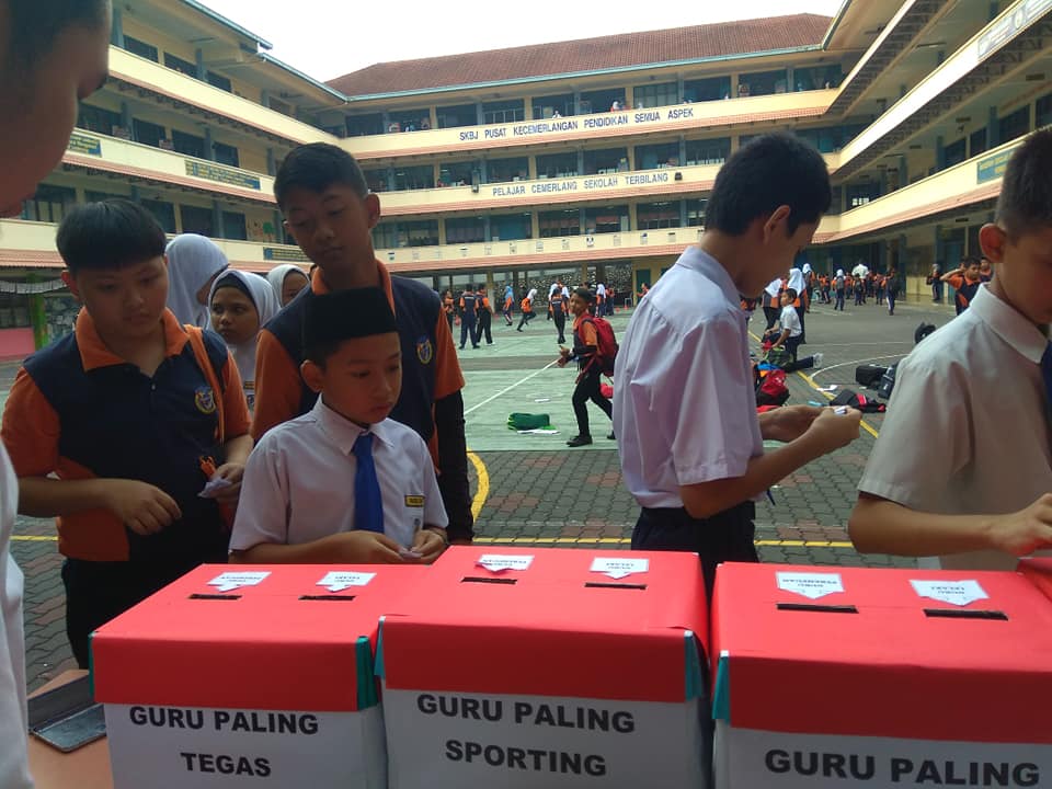 [FOTO] Adakan PRK Di Sekolah Sempena Hari Guru, Para Pelajar Ini Curi Tumpuan