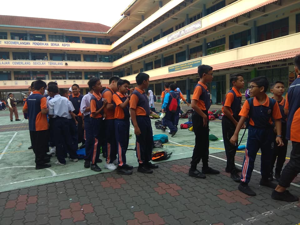 [FOTO] Adakan PRK Di Sekolah Sempena Hari Guru, Para Pelajar Ini Curi Tumpuan