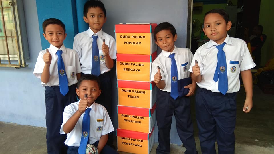 [FOTO] Adakan PRK Di Sekolah Sempena Hari Guru, Para Pelajar Ini Curi Tumpuan