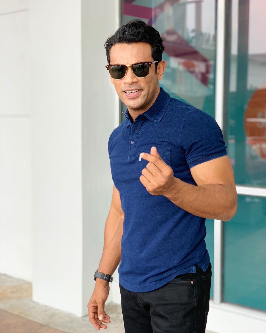 Terakam Kelibat Remy Ishak Nak Lintas, Reaksi Tak Keruan Gadis Ini Curi Tumpuan