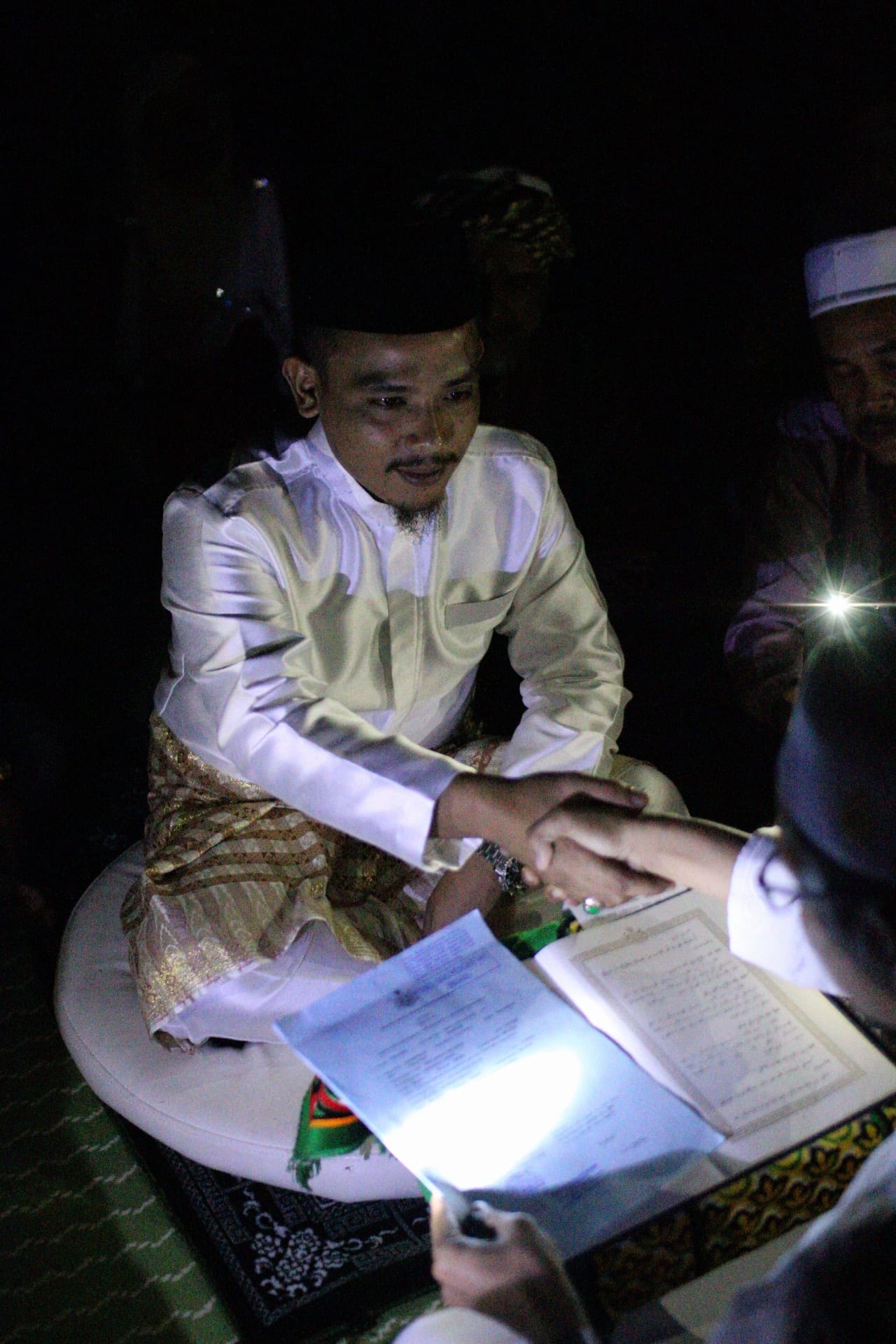 [FOTO] ‘Blackout’ Takde Hal, Hasil Fotografi Akad Nikah Ini Cool Habis!