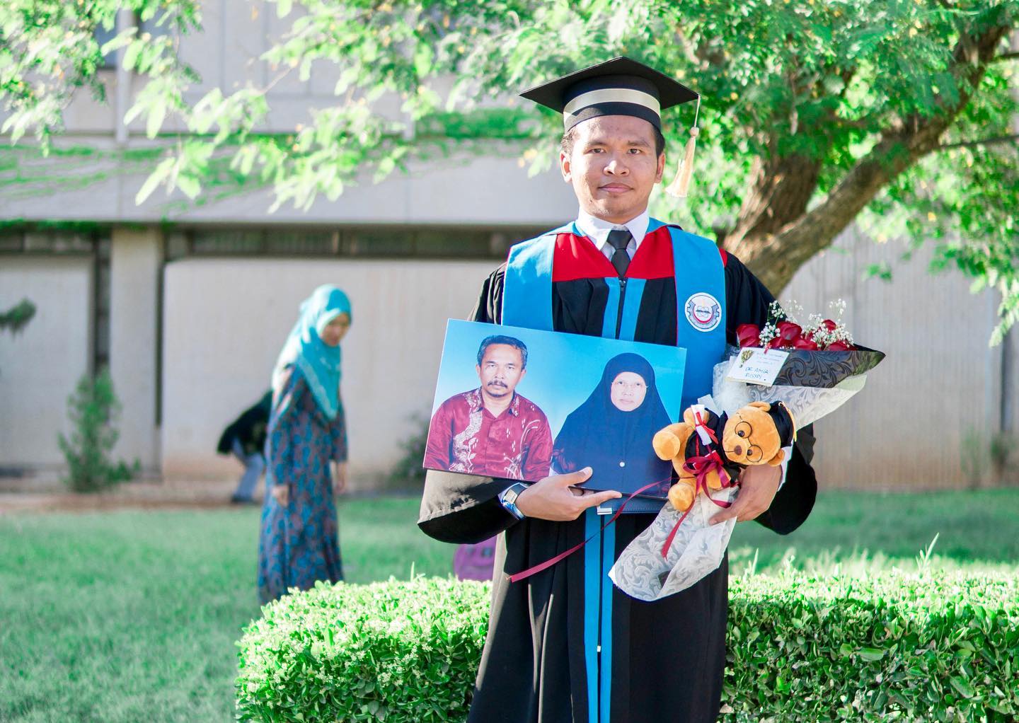 Orang Lain Bergambar Dengan Mak Ayah, Lelaki Ini Hanya Mampu Bawa Foto 