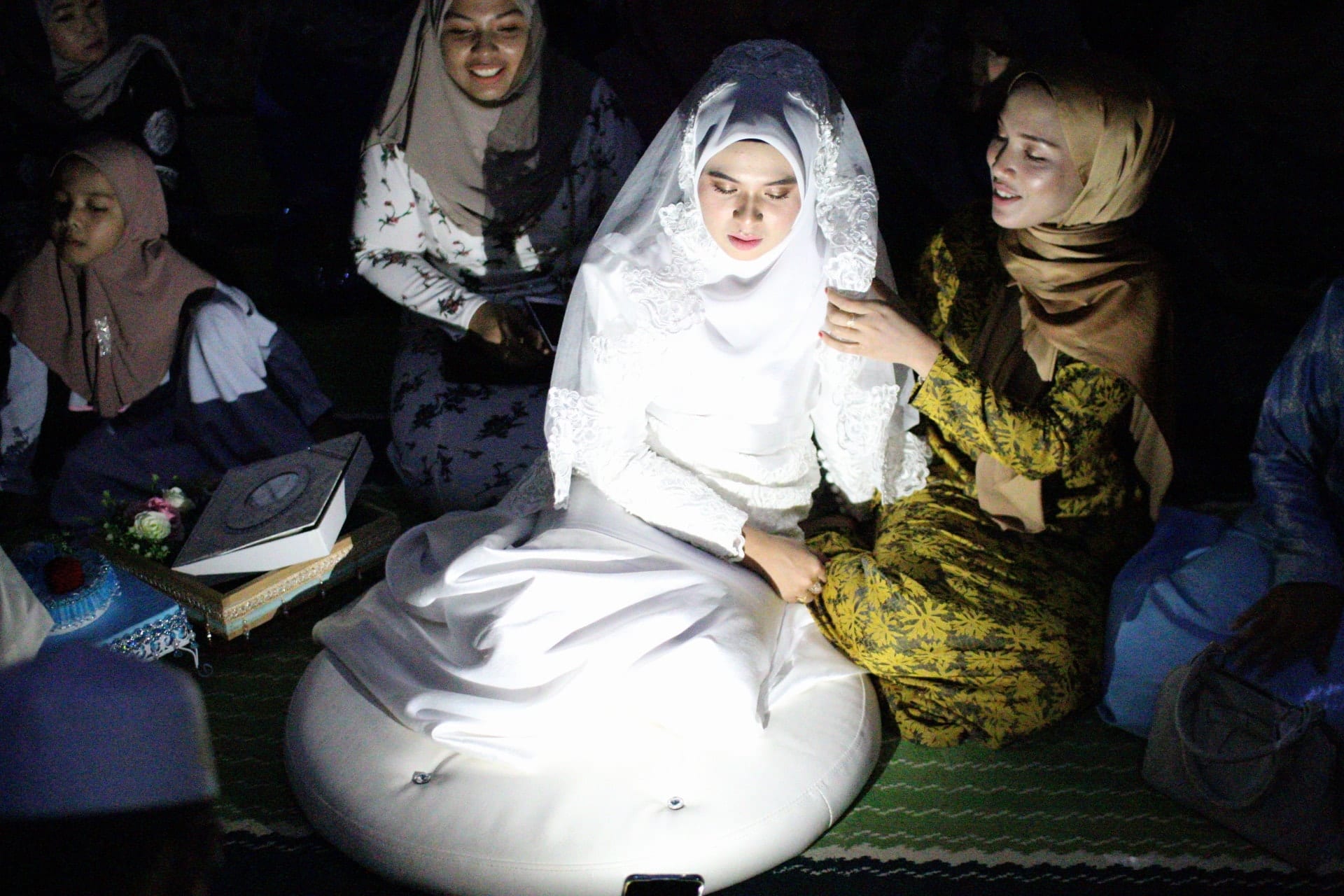 [FOTO] ‘Blackout’ Takde Hal, Hasil Fotografi Akad Nikah Ini Cool Habis!