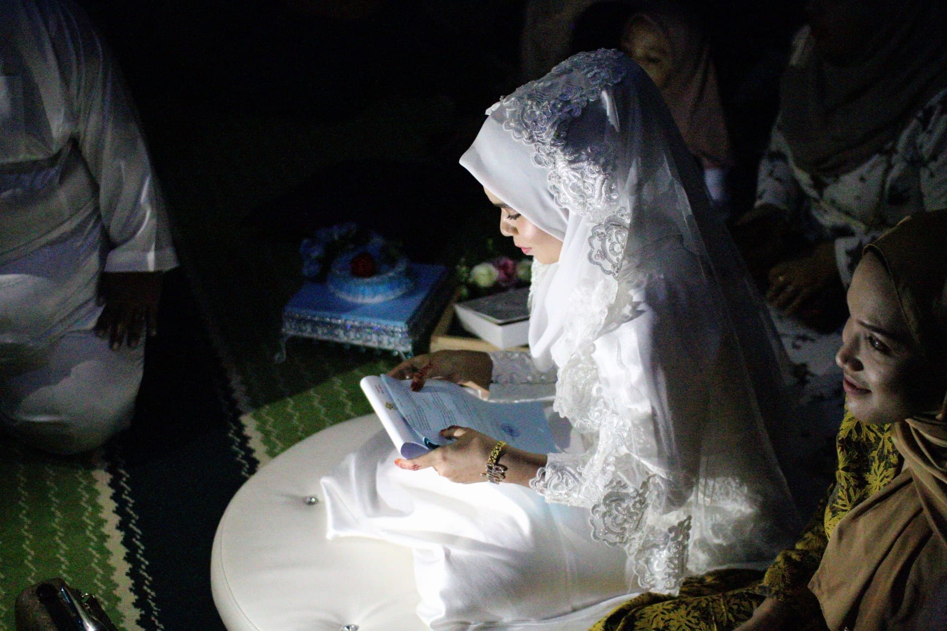 [FOTO] ‘Blackout’ Takde Hal, Hasil Fotografi Akad Nikah Ini Cool Habis!