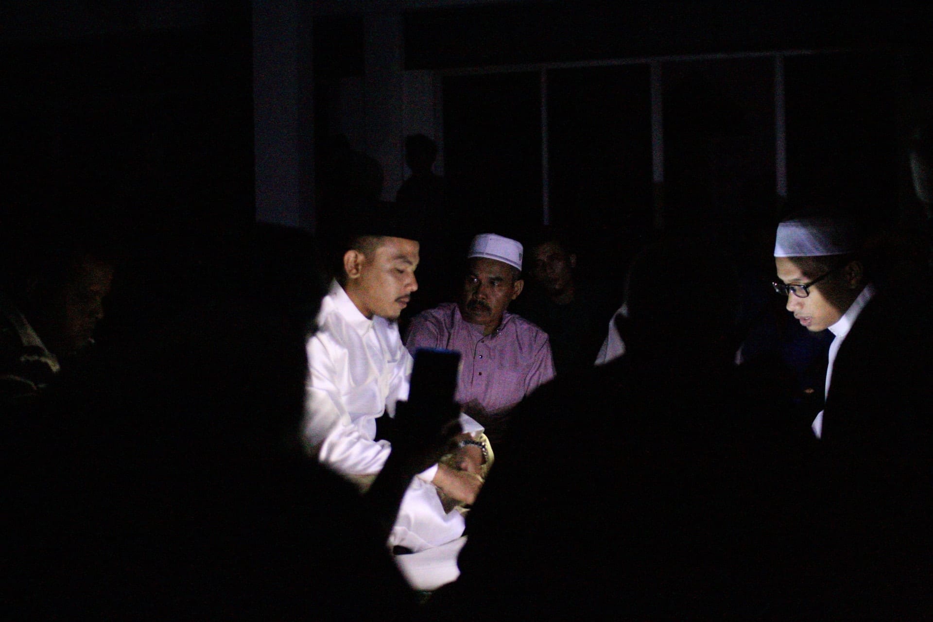 [FOTO] ‘Blackout’ Takde Hal, Hasil Fotografi Akad Nikah Ini Cool Habis!