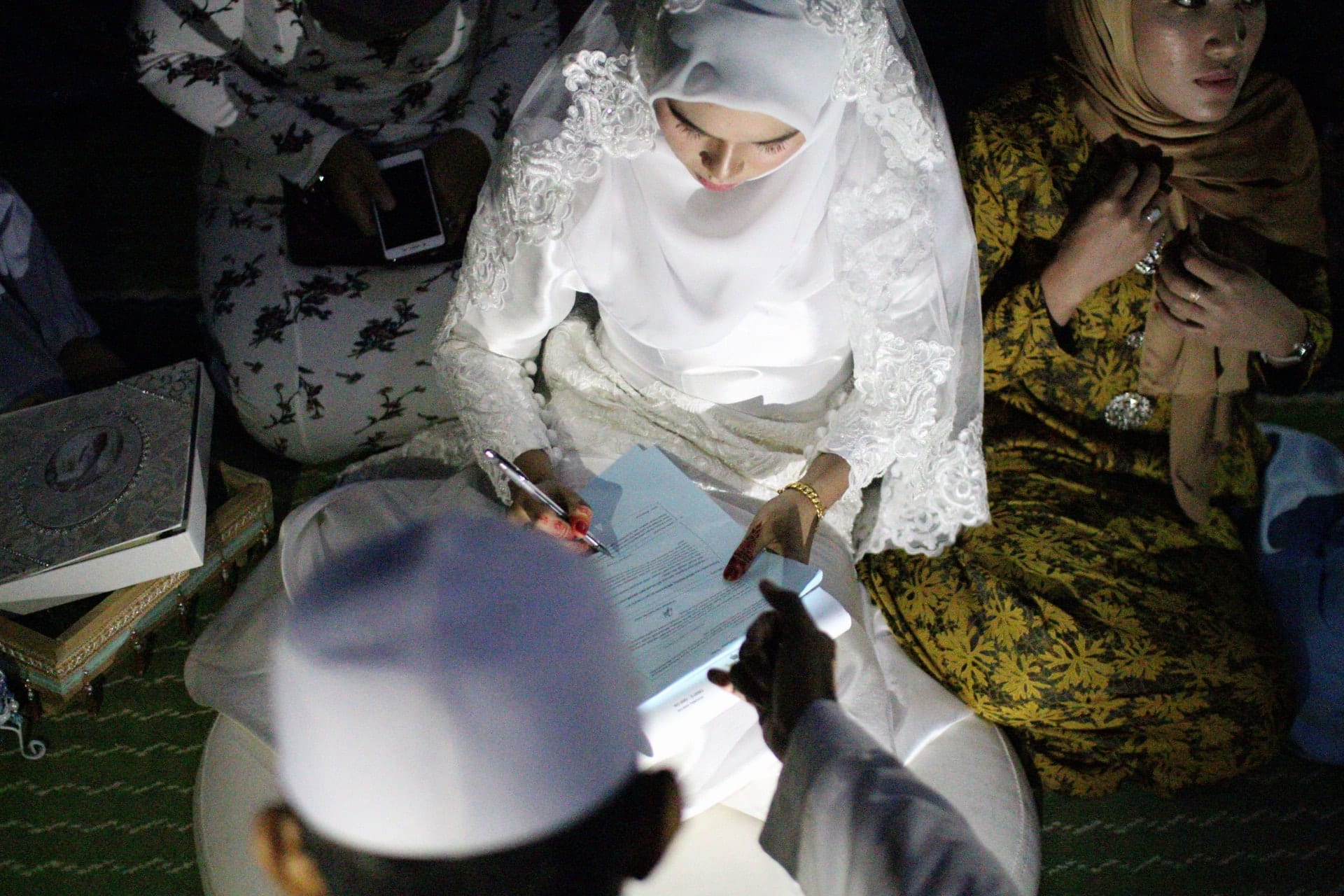 [FOTO] ‘Blackout’ Takde Hal, Hasil Fotografi Akad Nikah Ini Cool Habis!