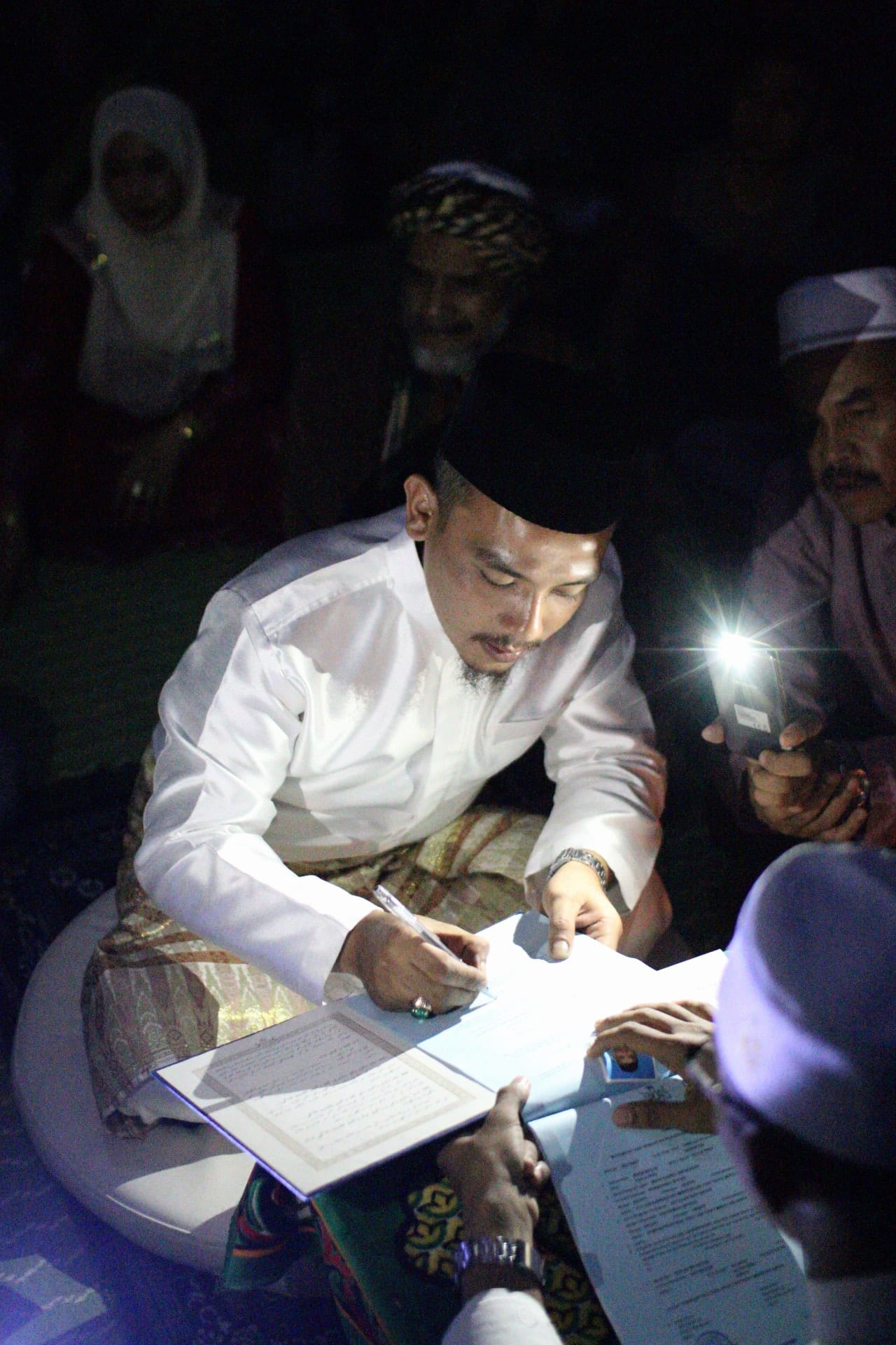 [FOTO] ‘Blackout’ Takde Hal, Hasil Fotografi Akad Nikah Ini Cool Habis!