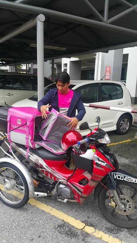 Tiada Kaki Bukan Masalah, Kegigihan Rider FoodPanda Ini Sentuh Jiwa Ramai