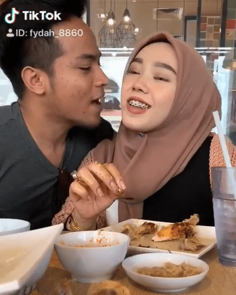 Pernah Viral Kahwin Muda, Suami Isteri Dikecam Asyik Main TikTok Di Tempat Awam