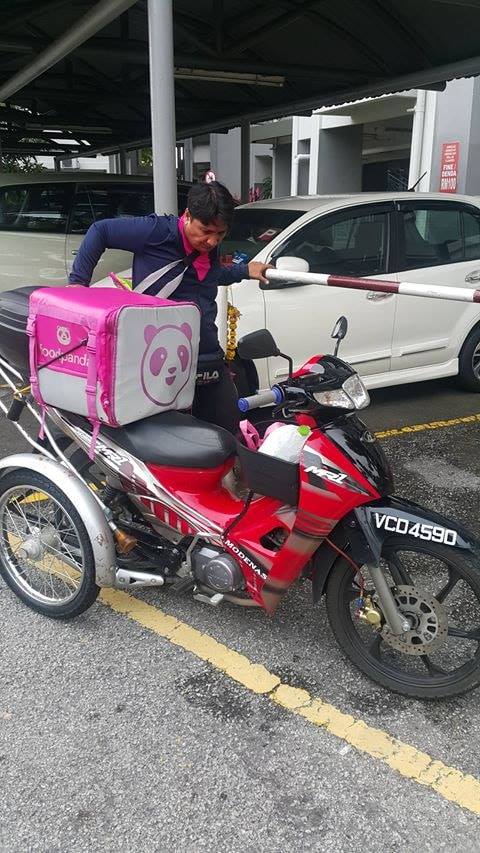 Tiada Kaki Bukan Masalah, Kegigihan Rider FoodPanda Ini Sentuh Jiwa Ramai