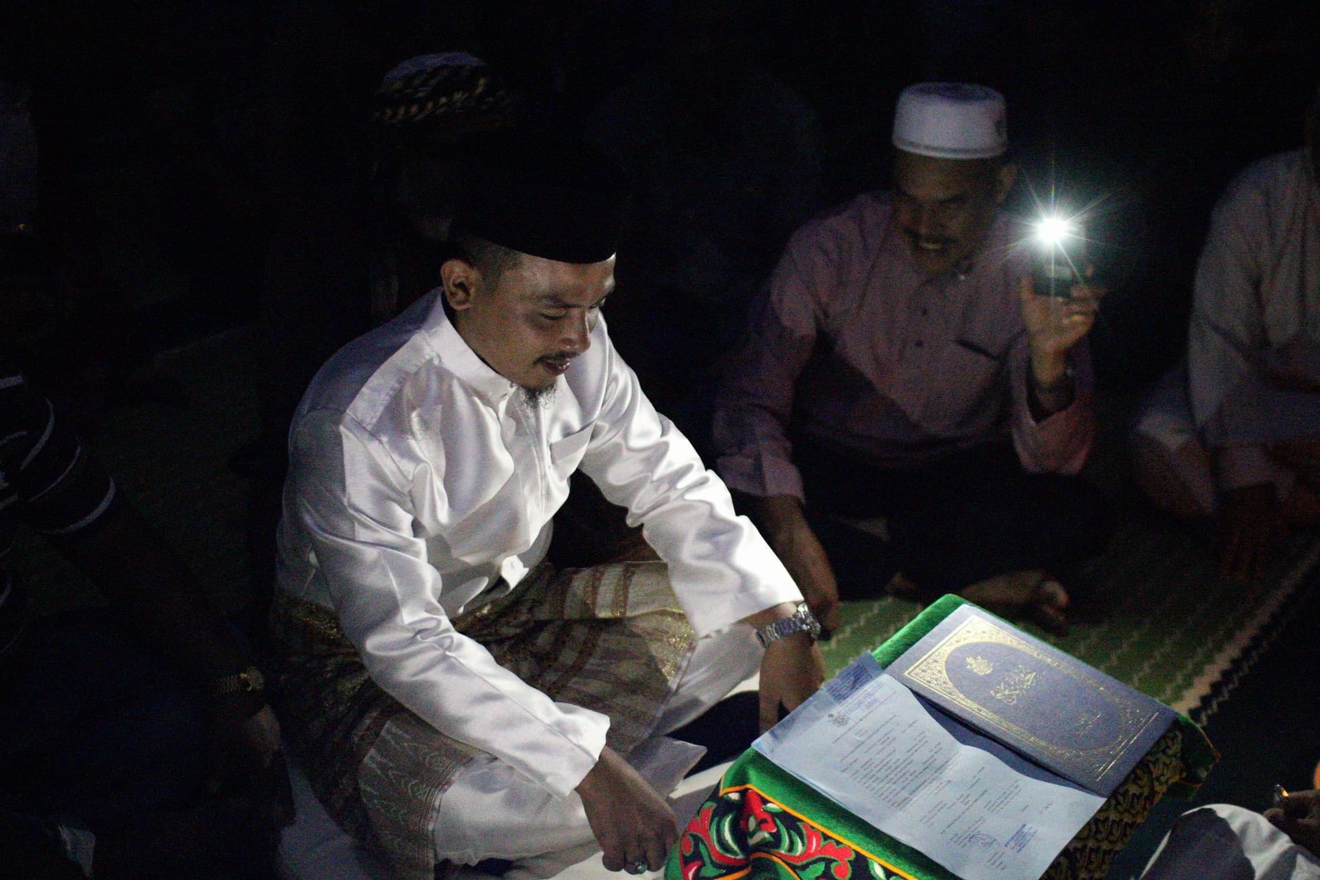 [FOTO] ‘Blackout’ Takde Hal, Hasil Fotografi Akad Nikah Ini Cool Habis!