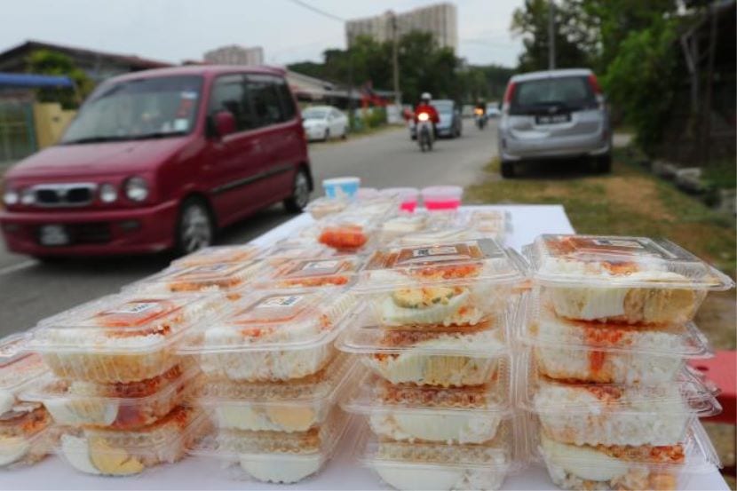 Pakai Selekeh, Bayar Pakai Duit ‘Tebal’.. Penjual Nasi Lemak Buka Cerita