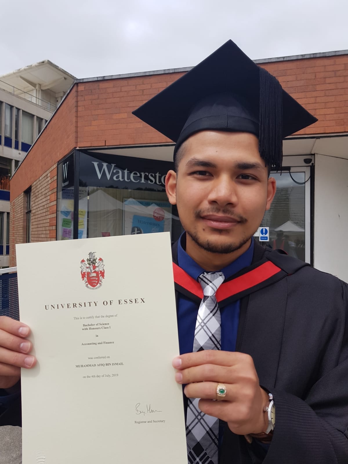 Dulu Penggembala Kambing, Kini Graduan 1st Class Universiti Di United Kingdom