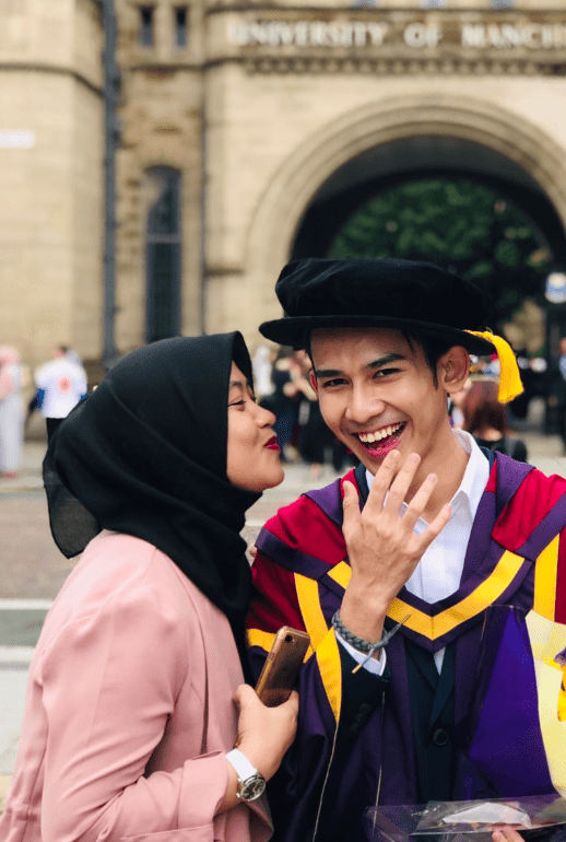 Menunjuk Dapat ‘PhD’ Usia 21 Tahun Di Oversea, Rupanya Join Konvo Pak Cik!