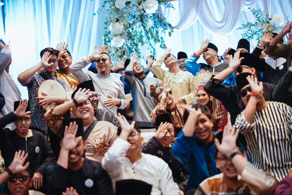 Beria Buat Video Wedding Ala Tiktok, Tapi Abang Baju Putih Pula Jadi Tumpuan!