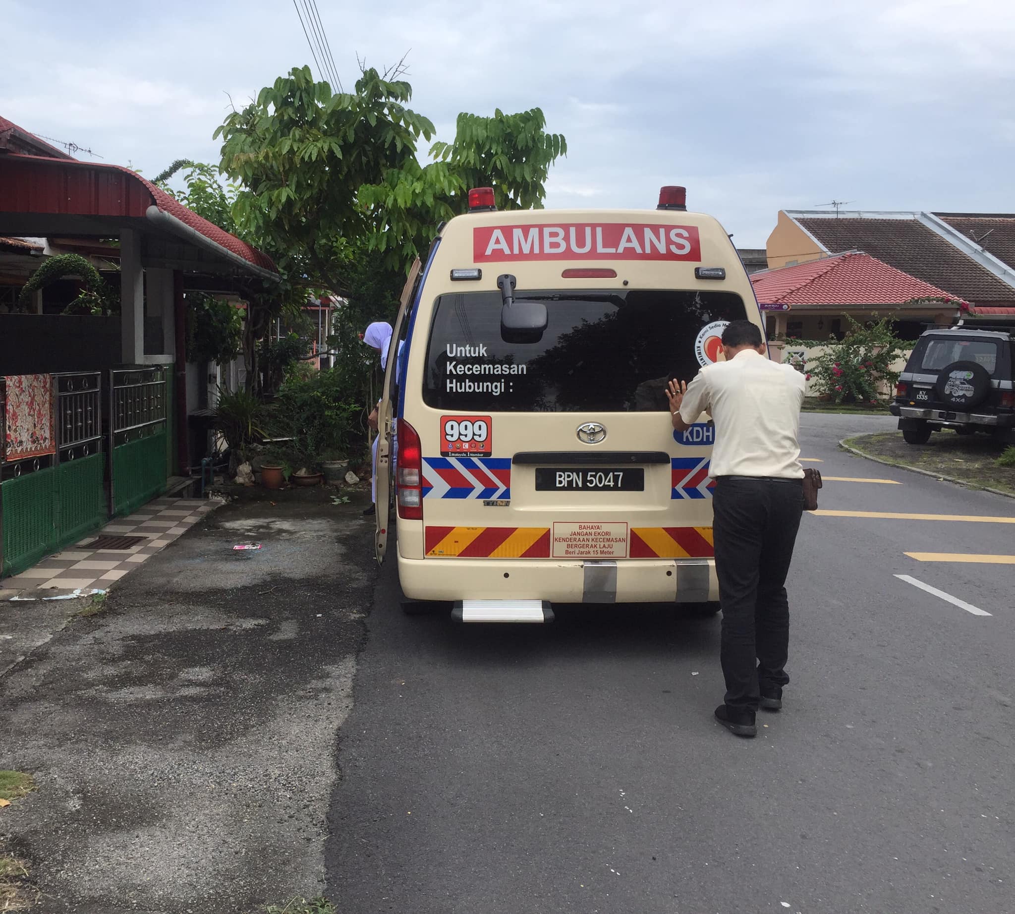 “Nak Keluar Dah Ni”-Isteri Beranak Di Rumah, Suami Terpaksa Jadi Bidan Terjun!