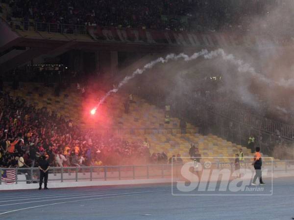 Insiden Balingan Suar Undang Kemarahan Netizen, 41 Penyokong Stadium Ditahan