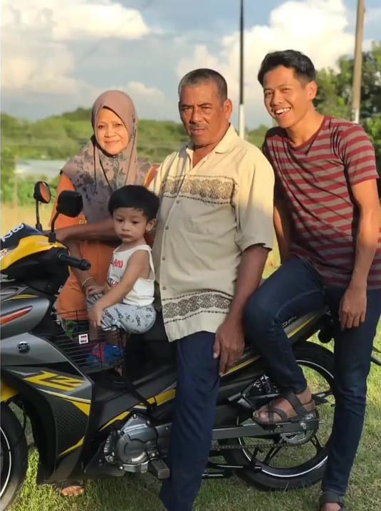 [VIDEO] Pemuda Sanggup Buat 2,3 Kerja Demi Hadiahkan Bapa Motosikal Baru. Sebak