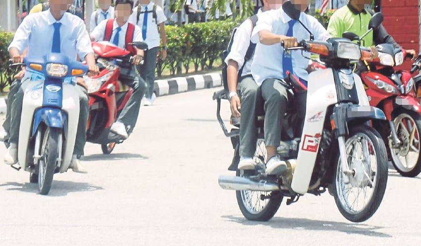 [VIDEO] Budak Sekolah Syok ‘Konvoi’ Motor, Rupanya Ada Yang Follow Di Belakang