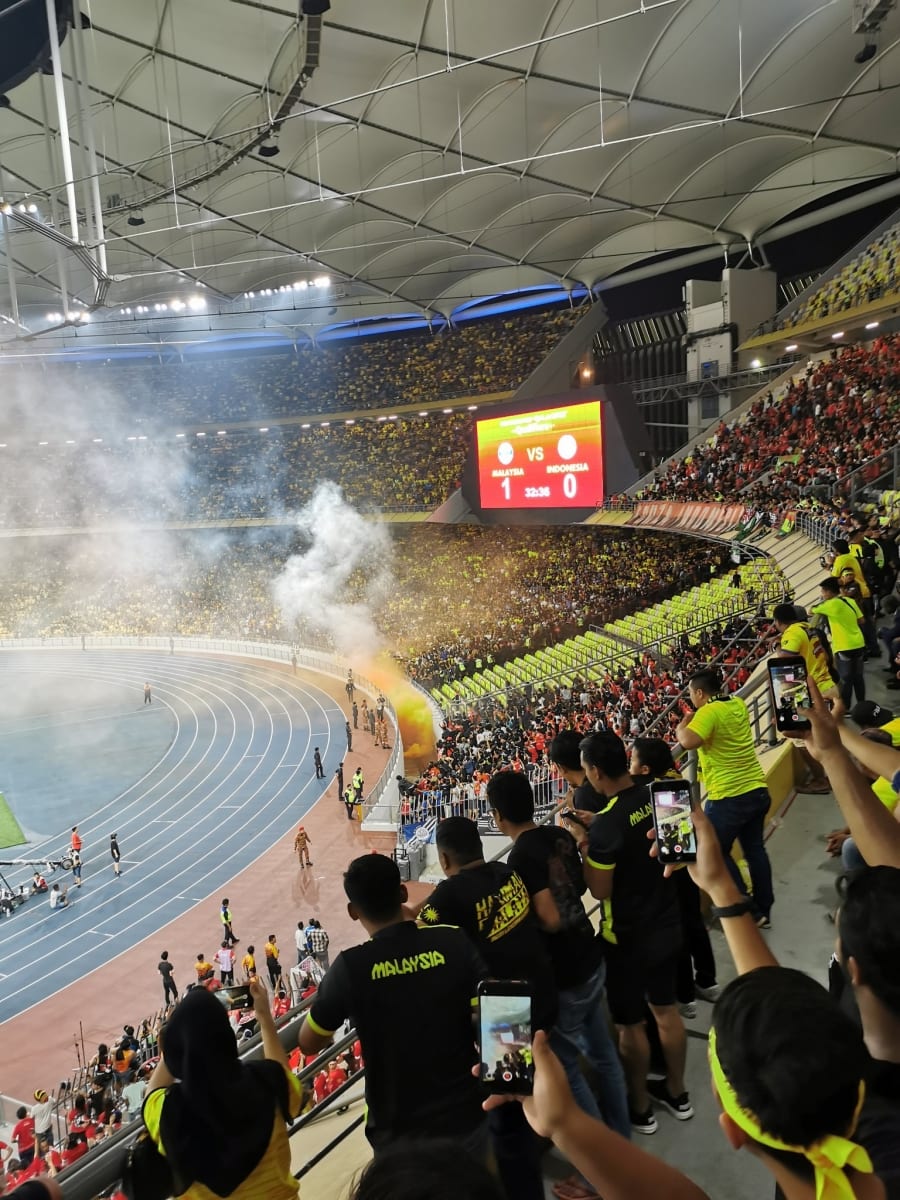 Insiden Balingan Suar Undang Kemarahan Netizen, 41 Penyokong Stadium Ditahan