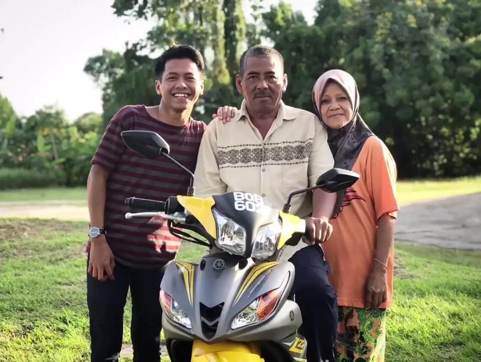 [VIDEO] Pemuda Sanggup Buat 2,3 Kerja Demi Hadiahkan Bapa Motosikal Baru. Sebak