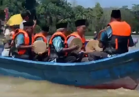 [VIDEO] Berani ‘Sanding’ Atas Sungai Perak, Pengantin Ini Buat Ramai Terkejut