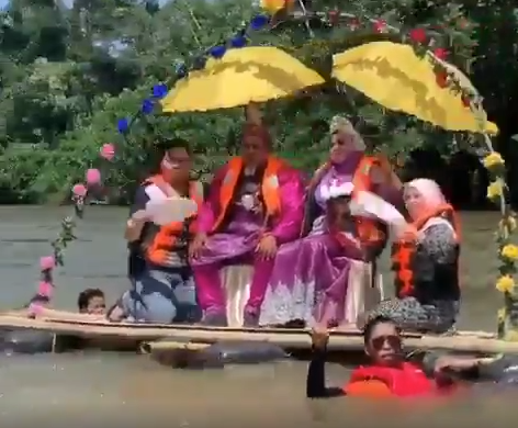 [VIDEO] Berani ‘Sanding’ Atas Sungai Perak, Pengantin Ini Buat Ramai Terkejut