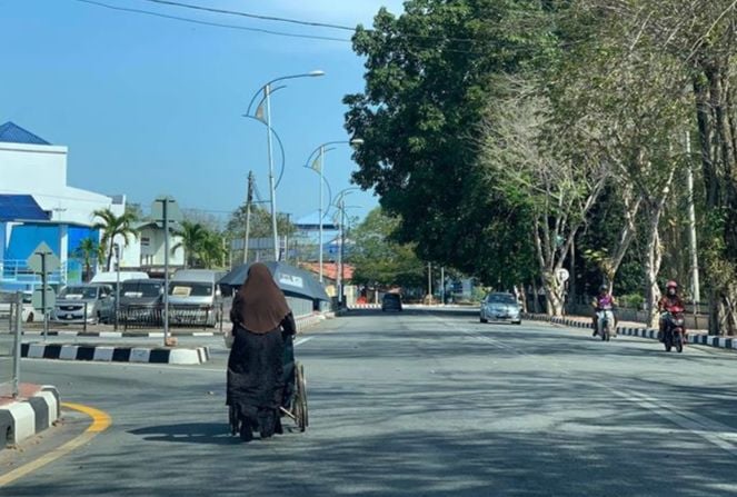 “Mampukah Aku Begitu” -Kesetiaan Isteri Ini Tolak Wheelchair Suami Undang Sebak