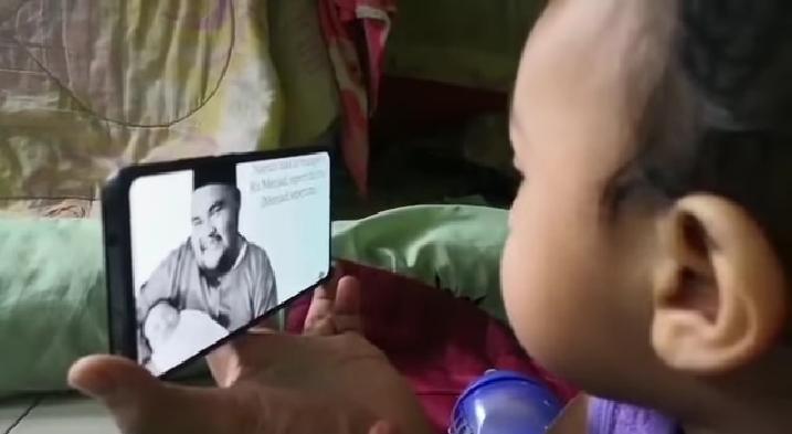 [VIDEO] Tangan Anak Abam Pegang Skrin Nak Capai Allahyarham Buat Netizen Sebak 2