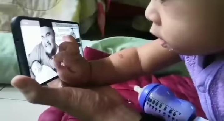 [VIDEO] Tangan Anak Abam Pegang Skrin Nak Capai Allahyarham Buat Netizen Sebak 3