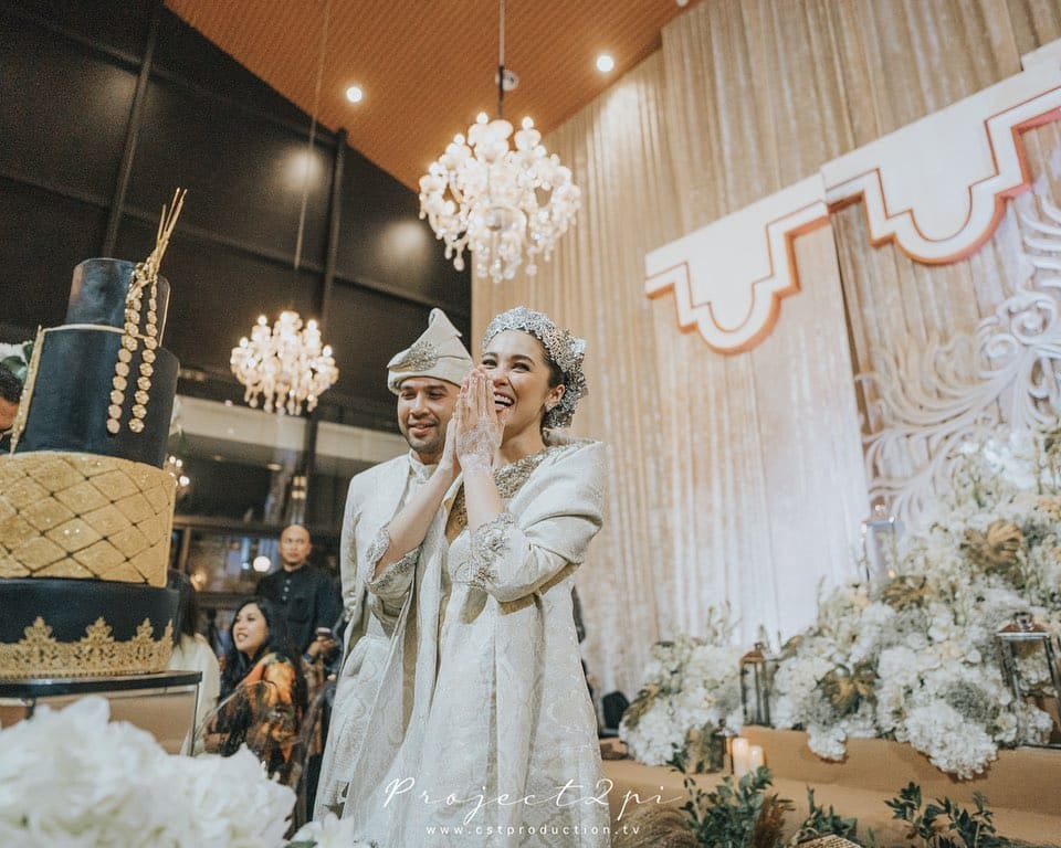 Langsung Malam Berinai Lepas Dah Halal, Busana Klasik Emma & Suami Memukau Jiwa
