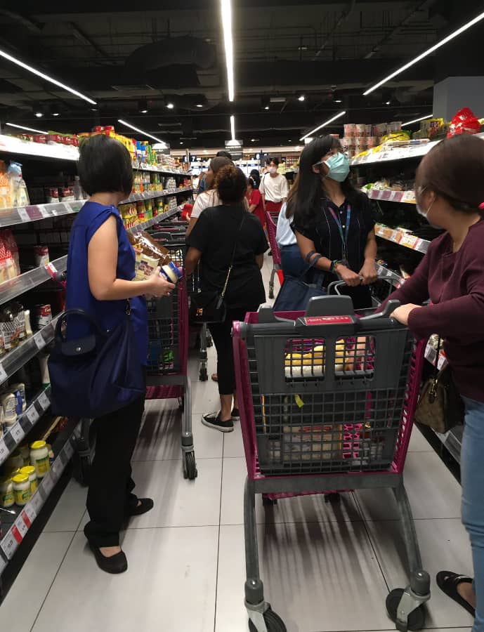 Penuh Sejak Jam 8 Pagi, Orang Ramai Dinasihatkan Tak Perlu Serbu Pasar Raya