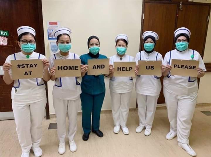 Nanti Balik Nak Bersalam Pun Tak Boleh, Foto 2 Beranak Saling Dakap Undang Sayu