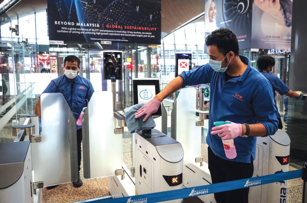 Tukang Cuci Bantu Jaga Barang Di KLIA, Lelaki Hadiahkan Beg Mahal Kepadanya