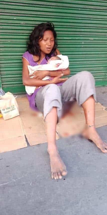 [FOTO] Bersalin Di Tepi Jalan, Wanita Kurang Waras Jaga Anak Penuh Kasih Sayang 4