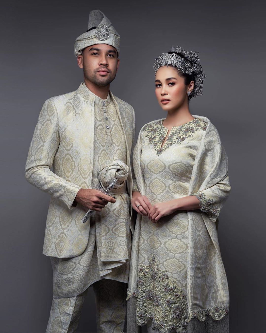 Langsung Malam Berinai Lepas Dah Halal, Busana Klasik Emma & Suami Memukau Jiwa