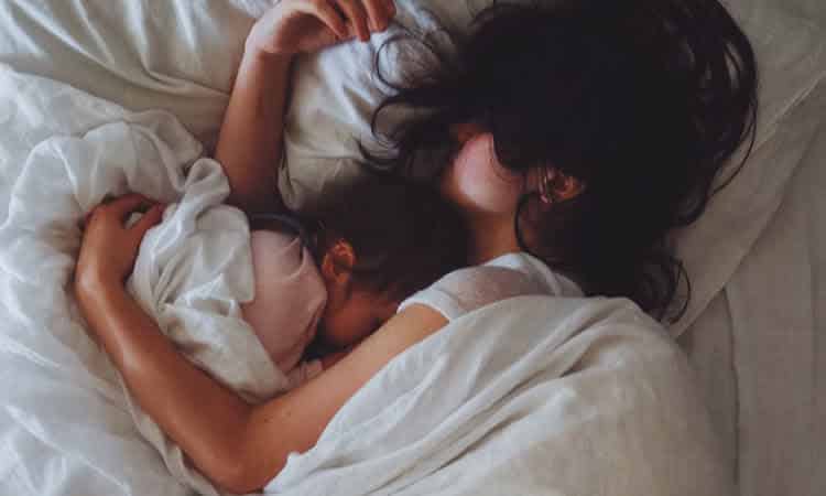 Pisahkan Tempat Tidur Anak, Pentingnya Pillow Talk Dengan Isteri Sebelum Tidur