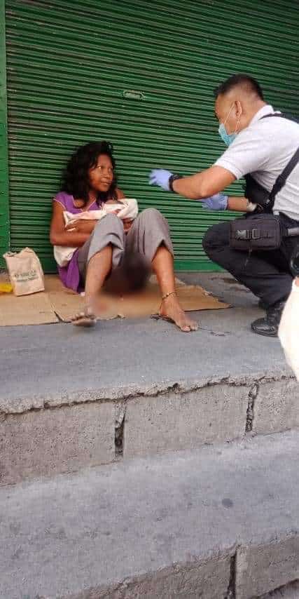 [FOTO] Bersalin Di Tepi Jalan, Wanita Kurang Waras Jaga Anak Penuh Kasih Sayang 3