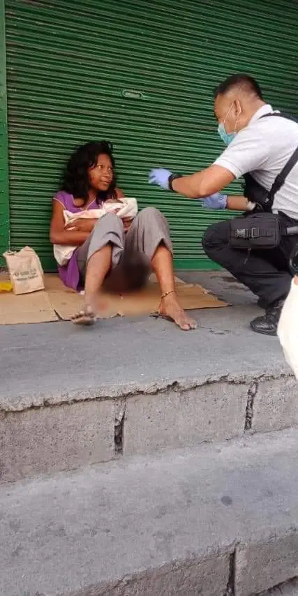 [FOTO] Bersalin Di Tepi Jalan, Wanita Kurang Waras Jaga Anak Penuh Kasih Sayang