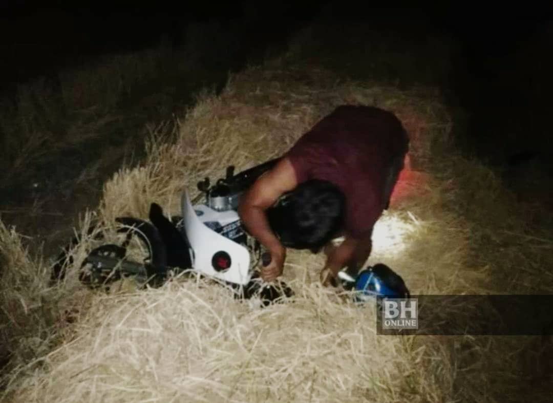 Sengaja Cari Pasal, ‘Mat Rempit’ Masuk Sawah Gara-Gara Ingkar Perintah Polis